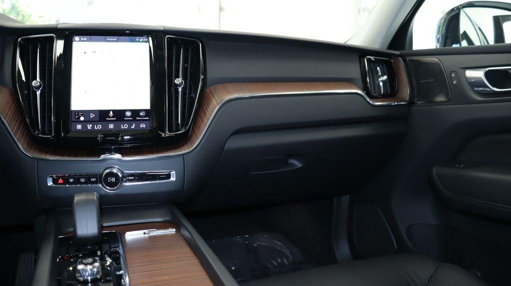 2023 Volvo XC60 B5 Plus Dark Theme