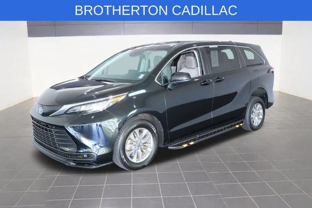 2022 Toyota Sienna LE