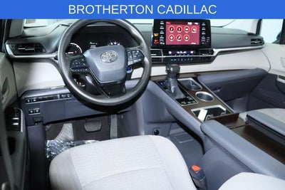 2022 Toyota Sienna LE