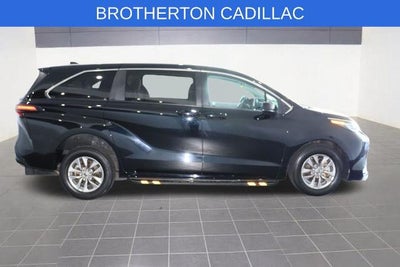 2022 Toyota Sienna LE