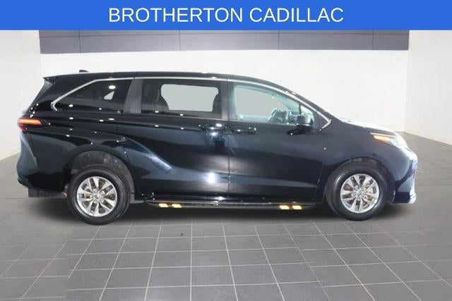 2022 Toyota Sienna LE