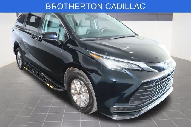 2022 Toyota Sienna LE