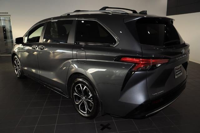 2025 Toyota Sienna Platinum